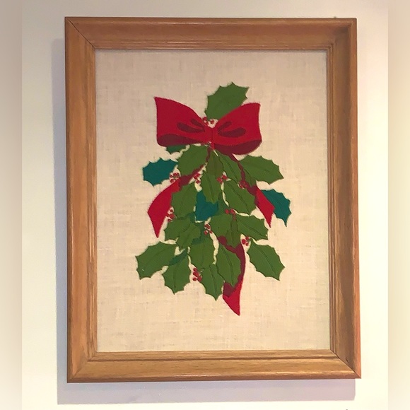 Vintage Handcrafted Crewel Embroidered Holly Swag Circa 1984 (Frame included) - Picture 8 of 9